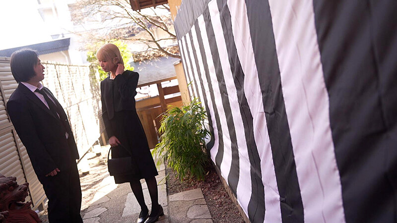 【希咲那奈】元カレの法事に派手髪で現れた不謹慎な金髪喪服ギャルを散々飲ませて泥●輪●レ●プ 希咲那奈