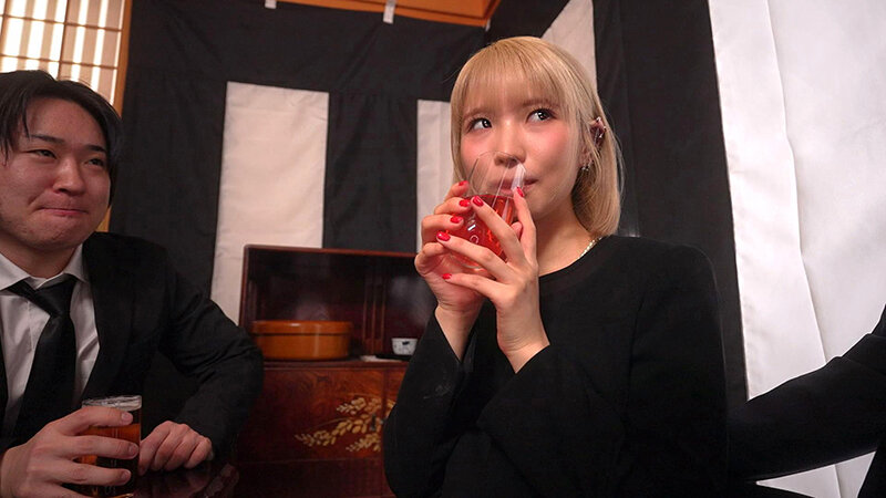 【希咲那奈】元カレの法事に派手髪で現れた不謹慎な金髪喪服ギャルを散々飲ませて泥●輪●レ●プ 希咲那奈