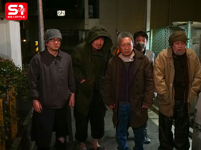 【楓ふうあ】港区’プロ彼女’のなれの果ては…スラム街の公衆ぶっかけ顔射女 楓ふうあ