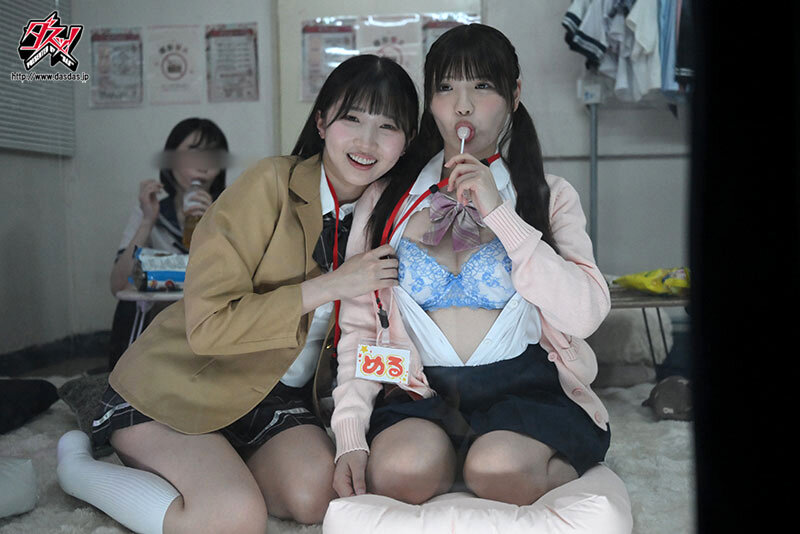【巴ひかり,佐藤愛瑠】制服姿のエロい美女のおもちゃプレイがたまらない！